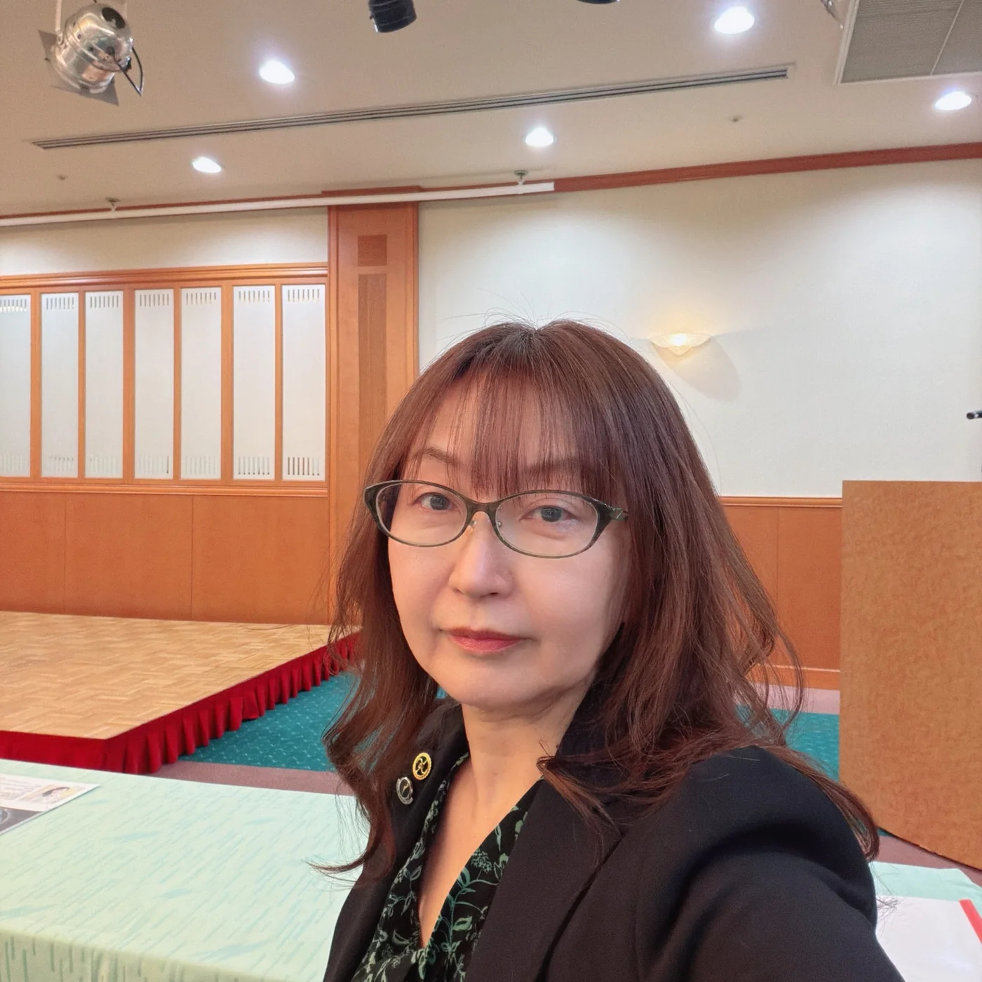 講演会場で準備を終えた吉永順子の自然な表情